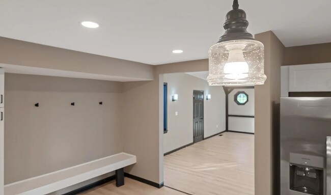 Building Photo - Spacious 3 bedroom home