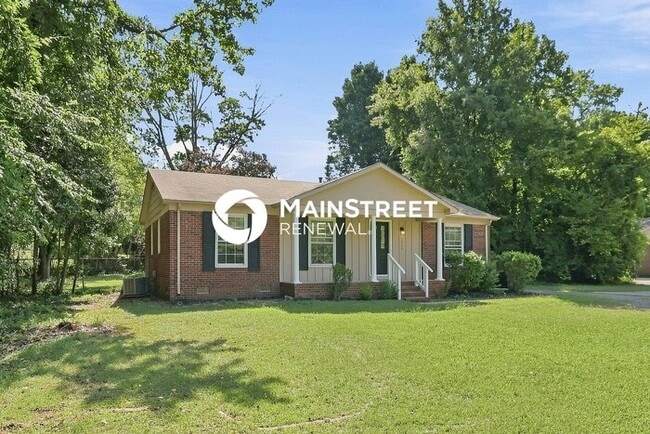 Building Photo - 3 Bedroom Pet-Friendly Home in Charlotte, NC with Main Street Renewal