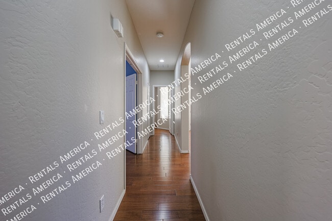 Building Photo - *$500 off the 1st full month's rent with a...