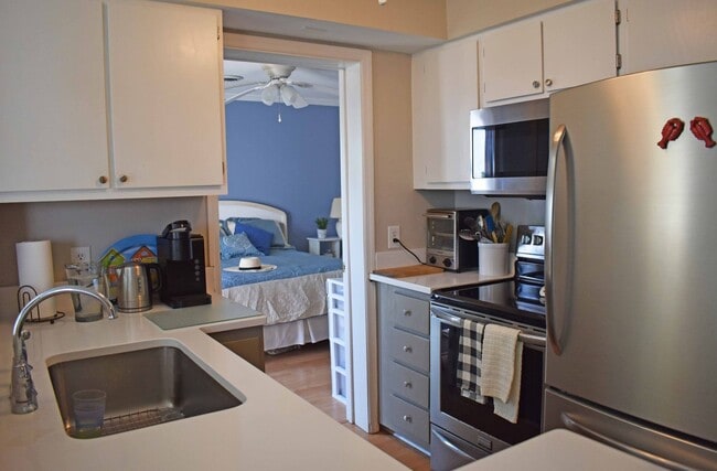 Building Photo - Adorable Waterfront Condo