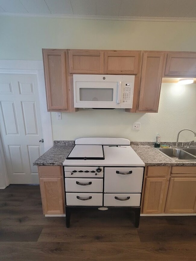 Building Photo - Located within 5 minutes of the Beach and 5 minutes UTMB