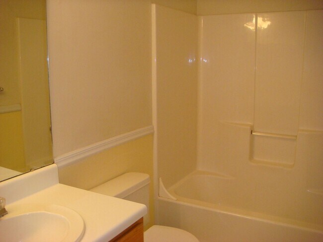 Building Photo - Charming 2 Bed, 1.5 Bath Rental in a Convenient Location