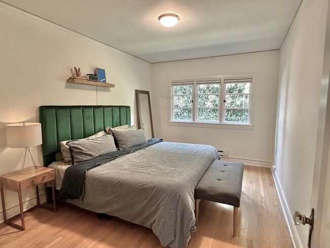 Building Photo - Charming 1 bed condo in desired Eastlake! ...