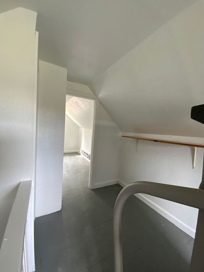 Building Photo - AVAILABLE NOW!!! Tacoma 2bdr 1 bath house w/ 2 car garage