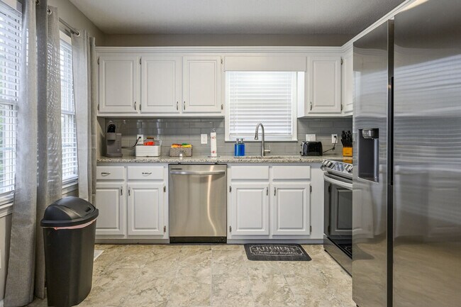 Building Photo - 23 Magnolia Ct