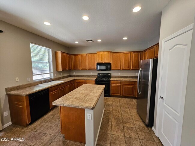 Building Photo - 2065 E Hulet Dr