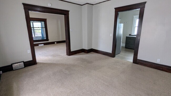 Building Photo - Spacious 5-bedroom, 1-bath home offers flexible living across multiple levels in Akron