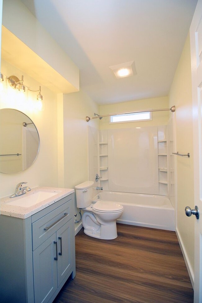 Building Photo - 1865-1865 SE Oak St