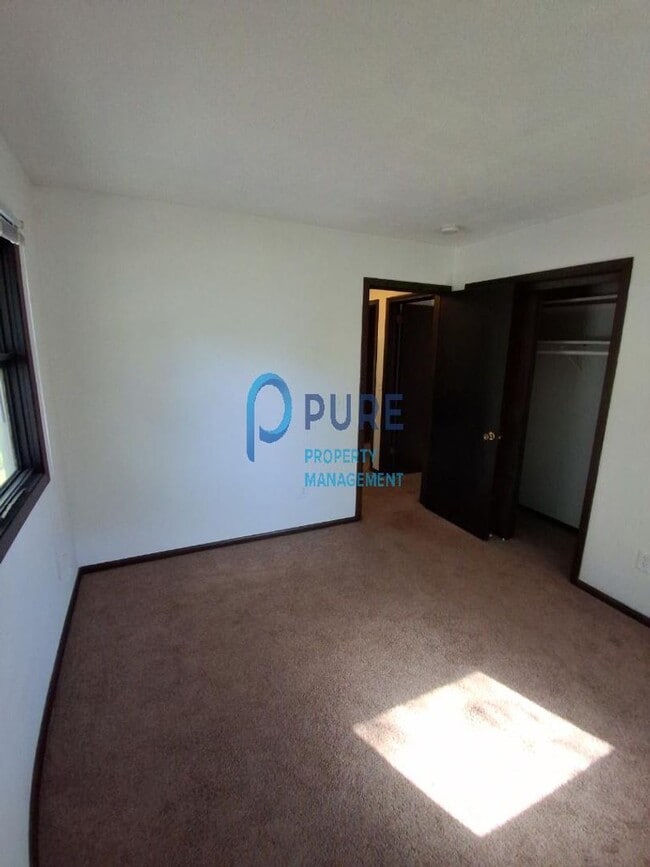 Building Photo - Beautiful Burnsville 3 Bedroom / 2 Bath Ho...