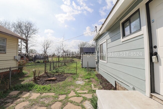 Building Photo - 732 N Victor Ave