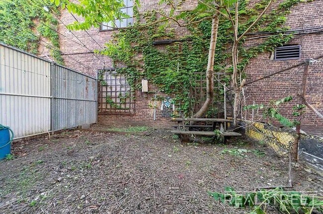 Building Photo - No Fee – 4 Bed / 1.5 Bath with Private Bac...