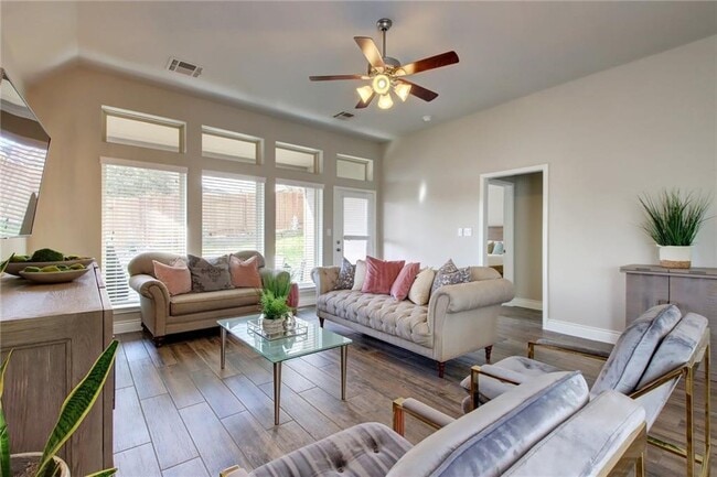 Building Photo - 18505 McKay Cove