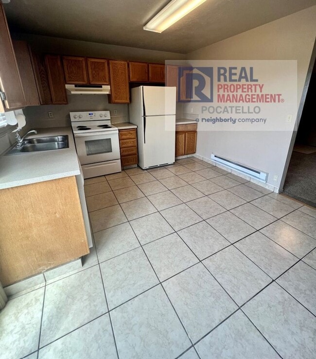 Building Photo - 3 bed 1.5 Bath Duplex - 1 Car Garage