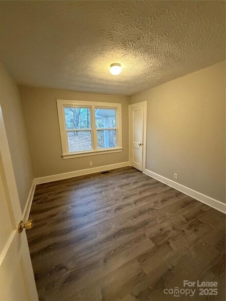 Building Photo - 530 N Mulberry St