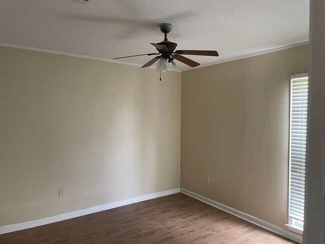 Building Photo - Nice 3/2 with bonus rm in Carriage Hills