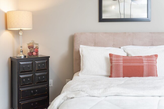 Building Photo - 3 Bedroom Flat, End unit Apartment - Available at Woodlands with $500 deposit. Ask your leasing a...