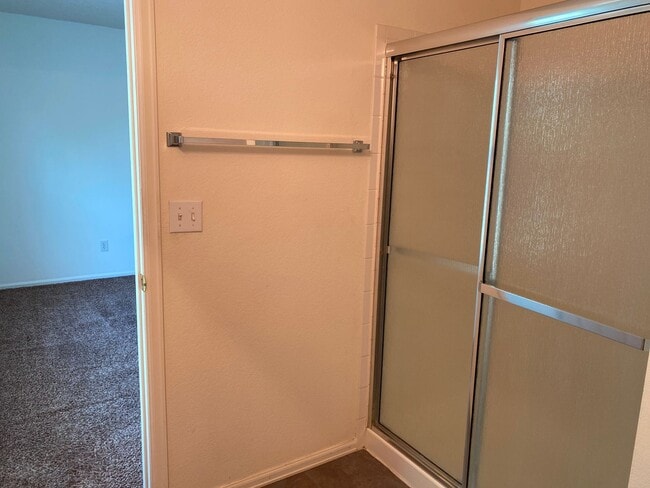 Building Photo - Wonderfully updated and maintained 3 bedro...