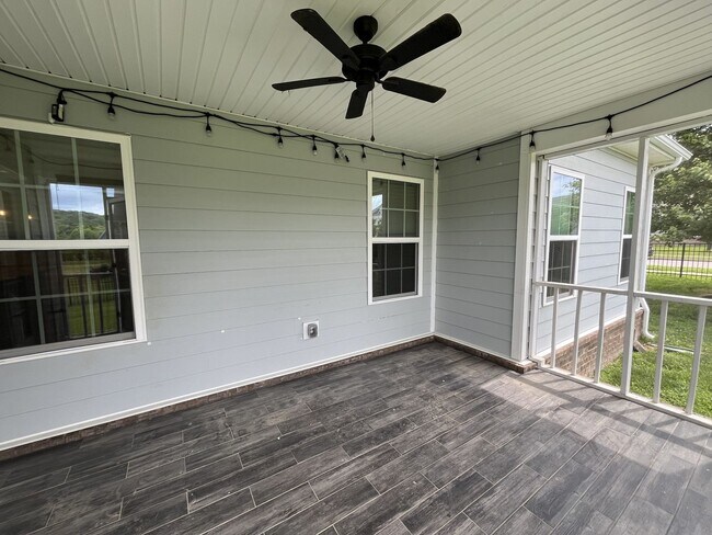 Building Photo - SPACIOUS FRANKLIN HOME WITH UPGRADES