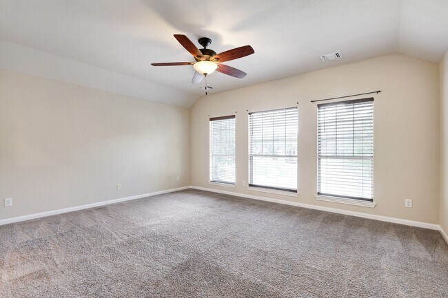Building Photo - Beautiful 3 Bedroom 2 1/2 in trophy ridge