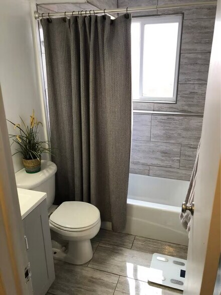 Building Photo - 2145 King St