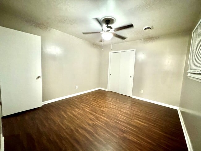 Building Photo - 870 Perry Blvd