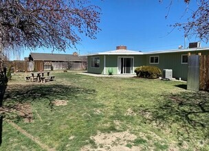 Building Photo - Spacious, Unique, and Ready to Rent!