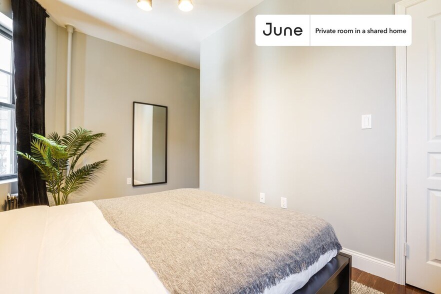 Building Photo - Room in Shared 4 bed/1 bath home