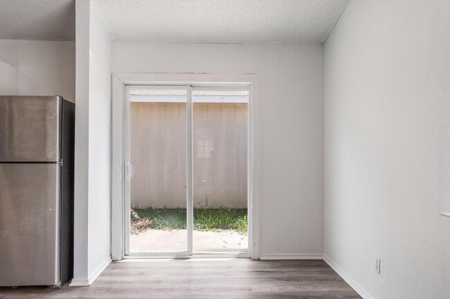 Building Photo - Spacious duplex in Fayetteville!