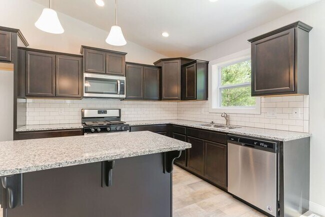 Building Photo - 1626 Carolyn Dr