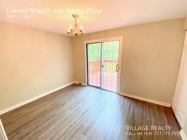 Building Photo - Available late-December! 3-bed Duplex in D...