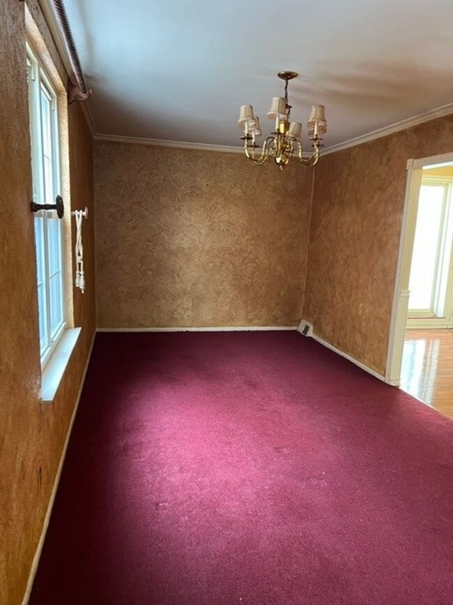 Building Photo - Stunning 6-Bedroom Home with Parking Spot and Large Yard! Available NOW!