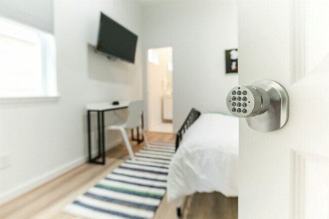 Building Photo - 4303 Chester St