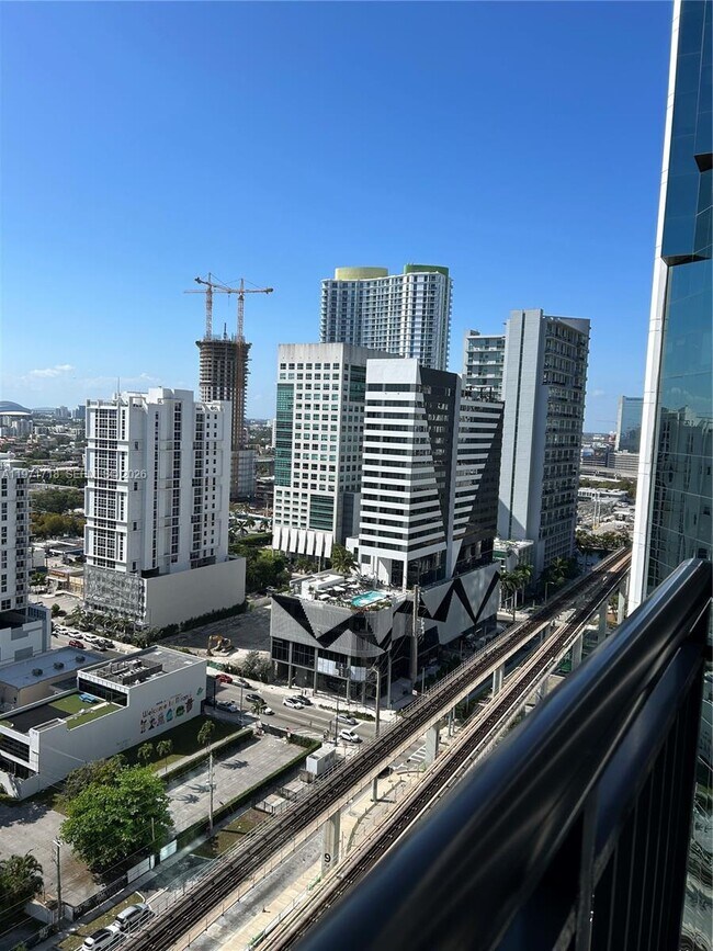 Building Photo - 999 SW 1st Ave