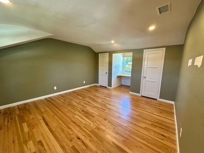 Building Photo - Bright & Modern Two-Story Home with Stunni...