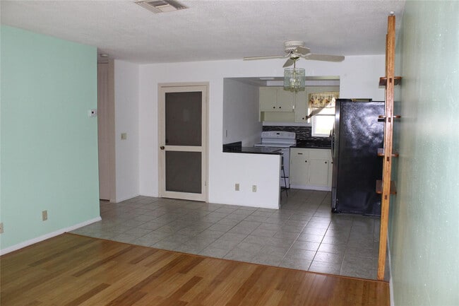 Building Photo - 2810 Ashley Dr W