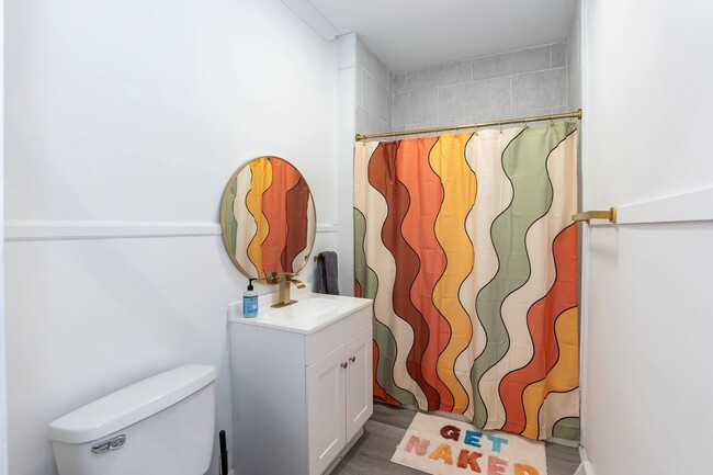 Building Photo - Three Bedroom Home!