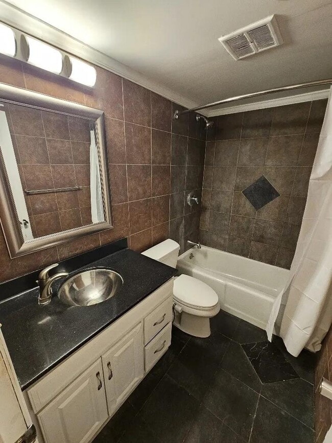 Building Photo - 215 Wendwood Dr