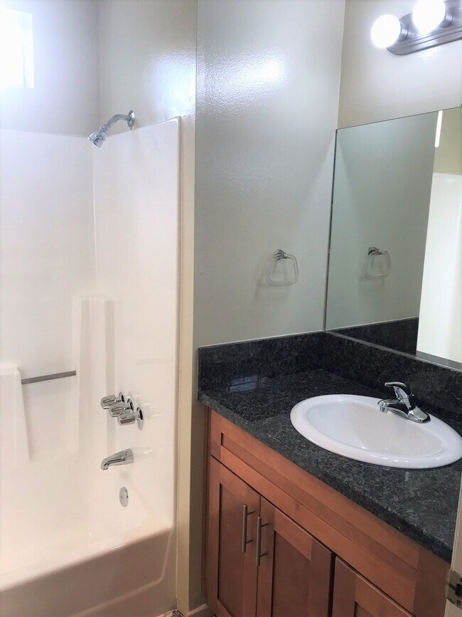Building Photo - Adorable studio in desirable Burbank area!