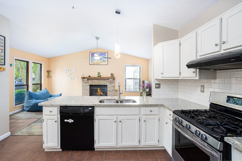 Building Photo - 2419 Sanford Dr