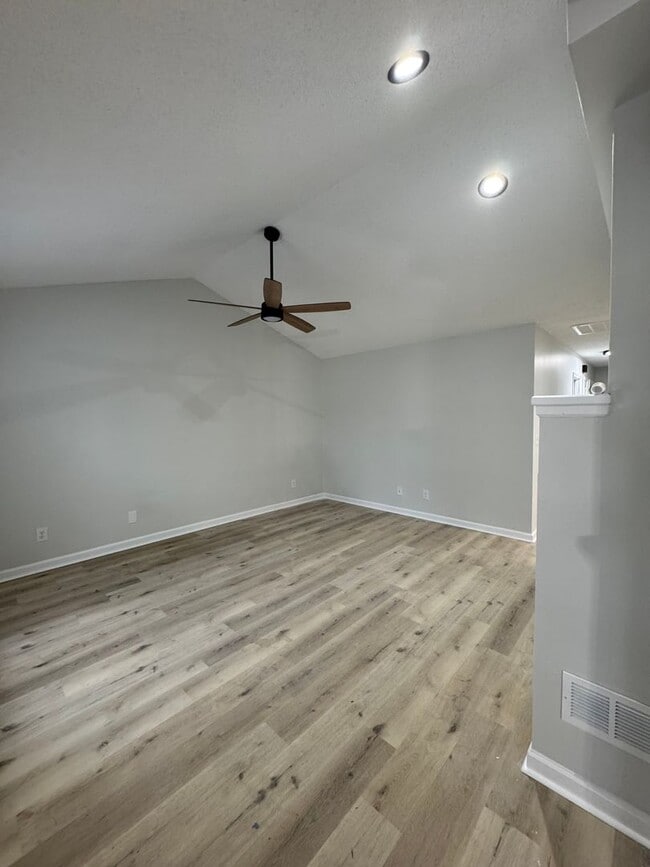 Building Photo - 3bed/2bath+Garage GSO!!