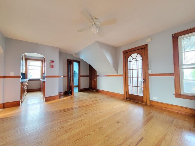 Building Photo - 402 Hevey St