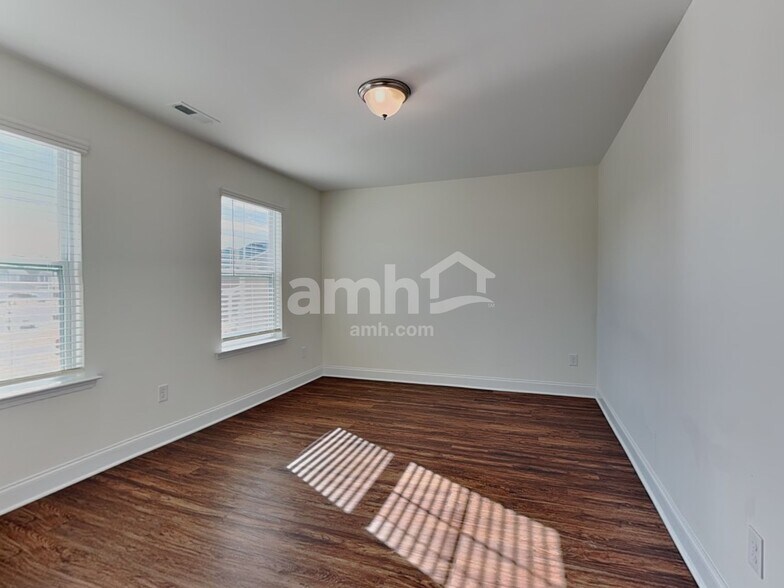Building Photo - 2133 Laurel Vlg Cir