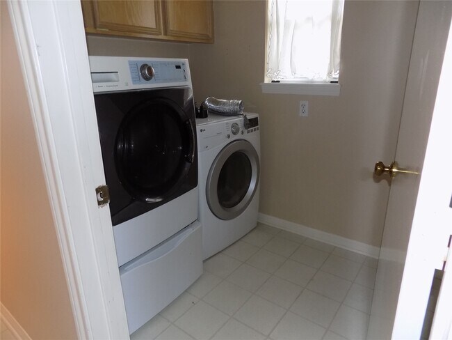 Building Photo - 22623 River Birch Dr