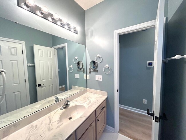 Building Photo - Spacious 3BR/2BA home in the highly desire...