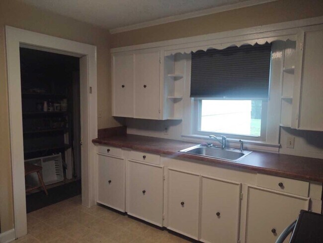 Building Photo - 3 bedroom 2 bath house available now! Pet friendly!