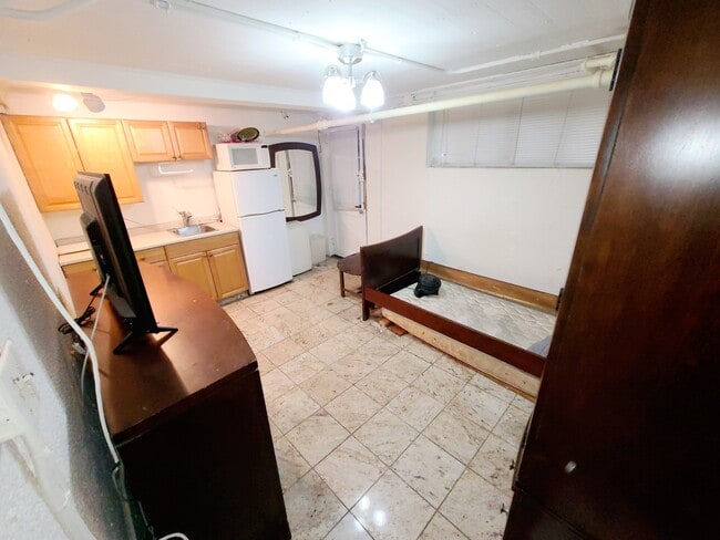 Building Photo - 300 Burns St