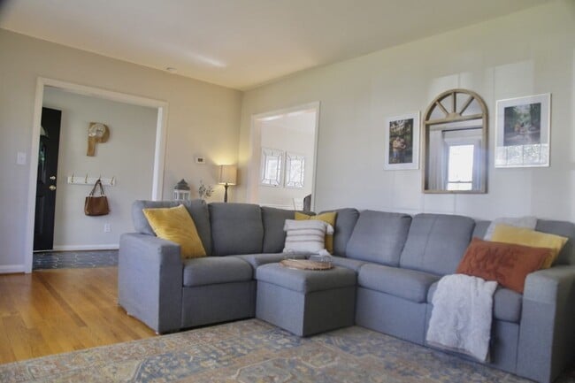 Building Photo - Bright and Cheery 4 Bedroom Home in Desiriable Sheffield Neighborhood