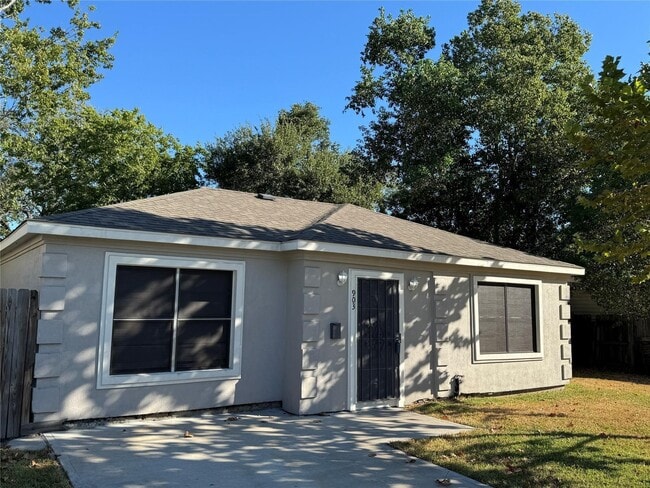 Building Photo - 903 Roper St