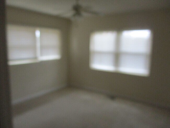 Building Photo - 1020 E Edgewater Dr