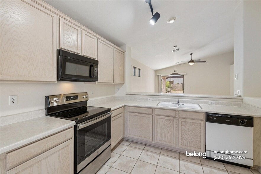 Building Photo - 2311 N Creek Vista Dr